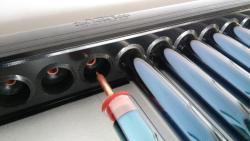 Солнечный коллектор с разделенными вакуумными трубками