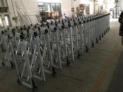 Простые металлические дорожные барьеры