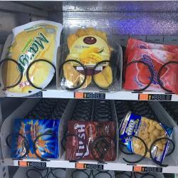 Недорогой торговый автомат для продажи напитков и закусок