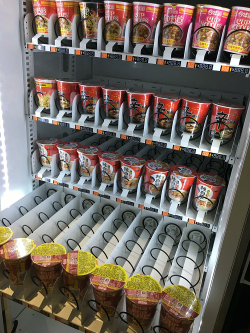 Торговый автомат с лапшой быстрого приготовления и дозатором горячей воды