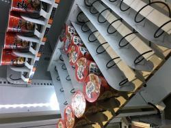 Торговый автомат для лапши быстрого приготовления и дозатором горячей воды