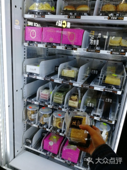 Торговый автомат с сенсорным экраном и микроволновой печью для ланч-боксов