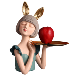 Девочка с блюдом