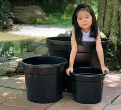 Пластиковые черные цветочные горшки