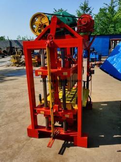 Полуавтоматическая машина для производства бетонных блоков Qt4-40