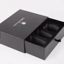 Коробка с упаковочной вставкой из пенопласта