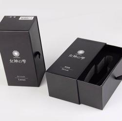 Коробка с упаковочной вставкой из пенопласта