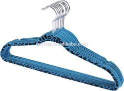 Пластиковые вешалки для одежды с металлическими крючками