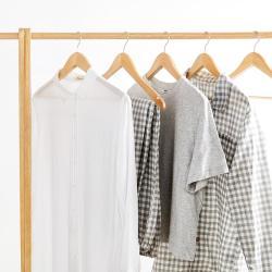 Деревянная вешалка для одежды