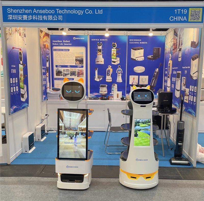 Робот с большим LCD-экраном для рекламных и медийных показов (арт. 29101672)