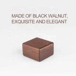 Квадратная шкатулка из натурального ореха с магнитом, для украшений и колец (арт. 2611643)