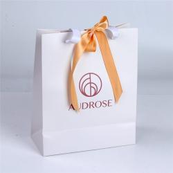 Оптовая продажа кастомных белых бумажных сумок с черной лентой и принтом логотипа для подарков (арт. 1113037)