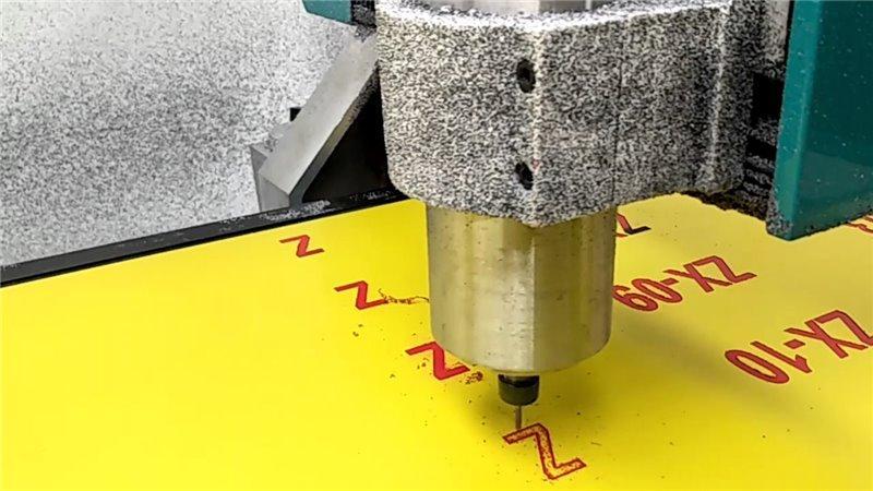 Пластиковый лист ABS с лазерной гравировкой и 3М клеем для наружного использования (арт. 13121242)