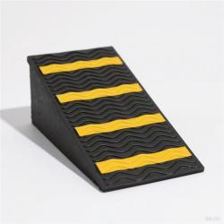 Упор противоскользящий резиновый для колес 60x40x30см (арт. 25-5083378)