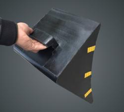 Упор резиновый для колес грузовика противооткатный (арт. 25-5083501)