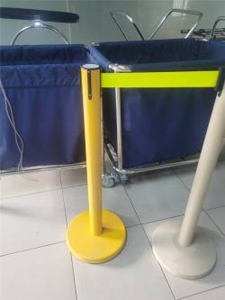 Стойка ограждения с выдвижной лентой из нержавеющей стали (арт. 25-5083542)