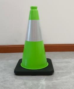 Конус дорожный ПВХ зелёный с чёрным основанием 45 см (арт. 25-5083588)