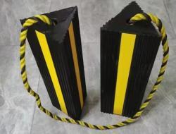 Колодки резиновые для колес самолета с отражающей лентой (арт. 25-5083824)