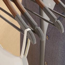 Вешалки деревянные с логотипом для одежды магазина (арт. 25-5086052)