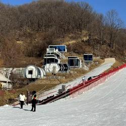 Капсульный домик на горнолыжной базе в горах (арт. 25-24110008)