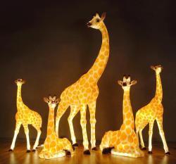 Скульптура жирафа из стекловолокна с подсветкой для ТЦ (арт. 26-1090452)